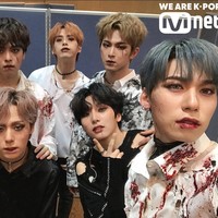 ONEUSZombie tampaknya menjadi karakter favorit para idol tahun ini. Boyband Oneous juga mengenakan makeup seram dengan ornamen darah hingga urat-urat di wajah saat Halloween. Untuk kesan misterius, mereka juga pakai lensa kontak. Foto: Twitter