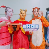 N.FlyingGrup ini juga tak menggunakan konsep seram. Mereka malah memilih menjadi karakter-karakter dalam animasi Winnie The Pooh.Foto: Twitter