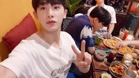Pria imut ini kerap memamerkan momen kulinerannya di media sosial. Seperti ketika Wonho makan besar bareng teman-temannya. Foto: Instagram wwonho