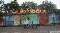 Dibaut warna-warni, RPTRA Krendeng membuat anak-anak betah berlama-lama.