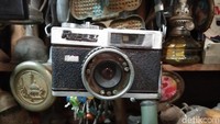 Kamera merek reflex yang menggantung menjadi salah satu perhatian pengunjung.  Modelnya tak kalah dengan kamera hits saat ini. (Tasya/detikcom)