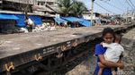 Pasar Gaplok di Pinggir Rel Kereta Api yang Melegenda