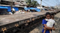 Para pedagang mengklaim mereka diizinkan berdagang di pinggir rel oleh PT KAI dengan  syarat menjaga kebersihan pasar. Mereka berharap lapak pasar itu tidak digusur karena akan menambah beban ekonomi para pedagan.