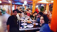 Teman tongkrongan Dylan Carr tidak hanya dari kalangan artis saja. Meskipun begitu ia tak sungkan untuk gabung makan bersama dengan teman-temannya ini. Foto: Instagram @dylancarr88