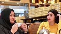Tak sendirian, Intan ngeteh bersama seorang sahabat. Potret candid ini menampilkan wajah Intan yang belum siap difoto tapi tetap tampil cantik. Foto: instagram intan hardja
