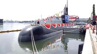 Kapal Selam. Kapal selam Diesel Electric Submarine U209, memiliki panjang 61,3 meter dan kecepatan 21 knot di bawah permukaan air dan mampu berlayar lebih dari 50 hari serta dapat menampung lebih dari 40 kru. (detikcom).