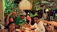 Makan malam di restoran bernuansa asri dengan berbagai pohon yang sejuk, Paundra pamer foto keseruan acara makan malamnya. Foto: @gphpaundrakarna1