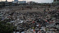 Warga tidak peduli dengan kehadiran sampah tersebut, mereka berinisiatif membuat lapangan bola ukuran kecil di tengah lahan itu.