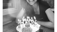 Foto hitam putih ini diunggah saat Indah merayakan ulang tahunnya ke-21. Tampaknya kejutan ini diberikan saat tengah malam ya. Happy Birthday! Foto: instagram @indahpermatas