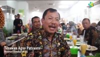 Menteri Kesehatan dr.Terawan Pilih Ayam Penyet Saat Makan di Kantin Kemenkes