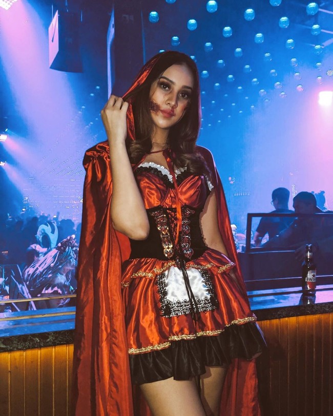 Anya Geraldine menjadi Red Riding Hood versi horror. Ia mengenakan tudung merah dari satin smeentara wajahnya dirias dengan efek wajah memar dan tercabik. Foto: Instagram