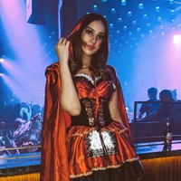 Anya Geraldine menjadi Red Riding Hood versi horror. Ia mengenakan tudung merah dari satin smeentara wajahnya dirias dengan efek wajah memar dan tercabik. Foto: Instagram