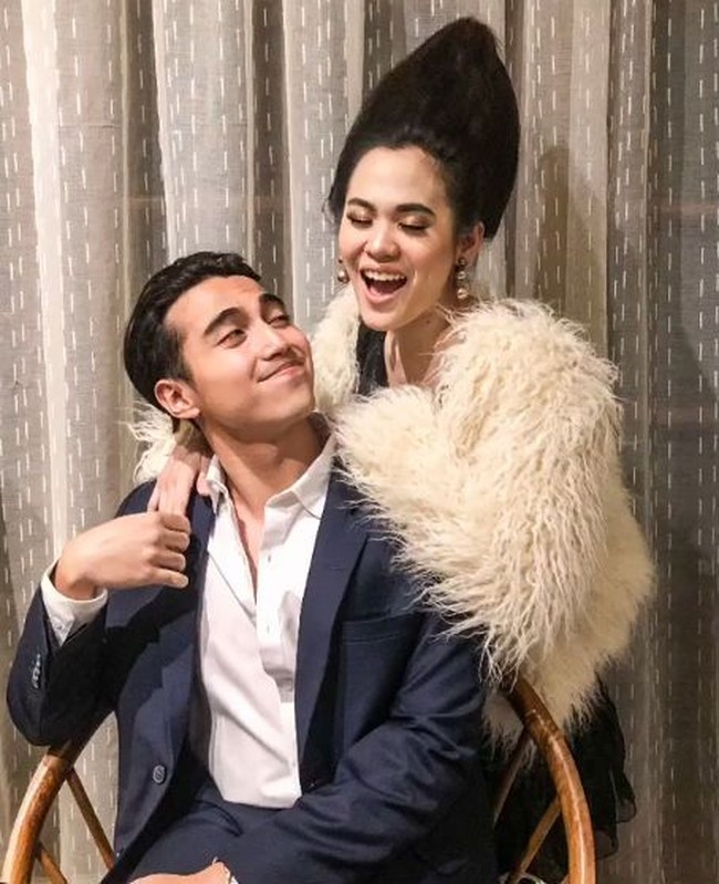 Meniru gaya artis lain sebagai inspirasi kostum Halloween juga dilakukan Sheryl Sheinafia. Bintang film Bebas ini bergaya a la Syahrini dengan rambut jambul khatulistiwa. Ia juga mengenakan gaun hitam, kalung mutiara dan syal bulu untuk tampil total bak Incess. Foto: Instagram