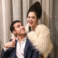 Meniru gaya artis lain sebagai inspirasi kostum Halloween juga dilakukan Sheryl Sheinafia. Bintang film Bebas ini bergaya a la Syahrini dengan rambut jambul khatulistiwa. Ia juga mengenakan gaun hitam, kalung mutiara dan syal bulu untuk tampil total bak Incess. Foto: Instagram