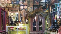Lampu-lampu minyak yang sudah berubah warna dikumpulkan di tempat ini. Di sini juga ada peralatan dapur seperti teko dan wajan. (Tasya/detikcom)