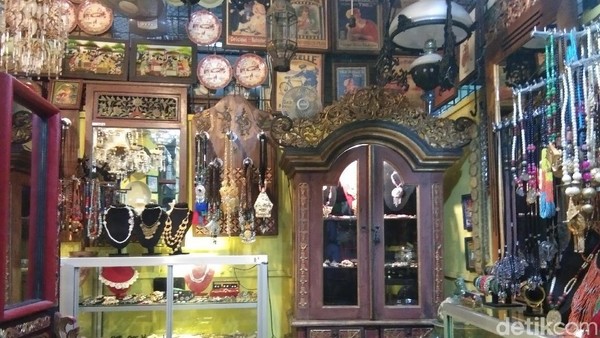 Lampu-lampu minyak yang sudah berubah warna dikumpulkan di tempat ini. Di sini juga ada peralatan dapur seperti teko dan wajan. (Tasya/detikcom) Lampu-lampu minyak yang sudah berubah warna dikumpulkan di tempat ini. Di sini juga ada peralatan dapur seperti teko dan wajan. (Tasya/detikcom)