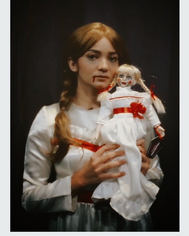 Enzy Storia memilih jadi Annabelle. Host acara Tonight Show ini memakai wig warna pirang berkepang dua. Wajahnya dirias dengan makeup pucat dengan darah mengalir dari mulut. Enzy juga membawa boneka mirip Annabelle sebagai properti. Foto: Instagram