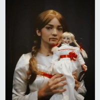 Enzy Storia memilih jadi Annabelle. Host acara Tonight Show ini memakai wig warna pirang berkepang dua. Wajahnya dirias dengan makeup pucat dengan darah mengalir dari mulut. Enzy juga membawa boneka mirip Annabelle sebagai properti. Foto: Instagram