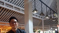 Putra KGPAA Mangkunegoro IX dan Sukmawati Soekarnoputri ini, tampil keren saat tengah ngumpul dan bersantai di kafe. Foto: @gphpaundrakarna1