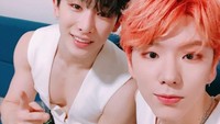 Masih dengan pose imutnya, Wonho selfie bareng rekannya. Terlihat di samping mereka ada makanan enak yang mendampingi. Foto: Instagram wwonho