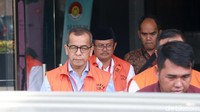 Emirsyah diperiksa sebagai tersangka.