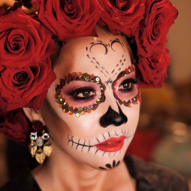 Bunga Citra Lestari mengadakan pesta Halloween yang didatangi rekan-rekannya sesama artis seperti Rossa dan Vidi Aldiano. Sebagai host acara, ibu satu anak ini menjelma jadi hantu Frida Kahlo yang muncul di film animasi Coco. Penampilan totalnya merupakan buah karya makeup artist Paula Yosephine. Foto: Instagram