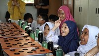 Mereka juga tidak malu untuk bertanya dan menjawab seputar tanaman hindroponik.