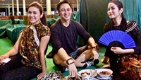 Makan di dalam keraton, Paundra asyik lesehan dengan makanan rumahan yang sederhana bersama beberapa kerabat. Foto: @gphpaundrakarna1