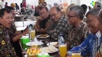 Menteri Kesehatan dr.Terawan Pilih Ayam Penyet Saat Makan di Kantin Kemenkes
