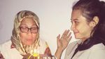 Terganjal Restu Ibunda, Indah Permatasari Pacar Arie Kriting Tetap Asyik Kulineran