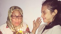 Kedekatan Indaah dan sang ibu memang kini sedang merenggang tapi semoga semuanya akan baik-baik saja. Potret manis ini jadi bukti kalau Indah sebenarnya sayang dengan sang ibu. Foto: instagram @indahpermatas