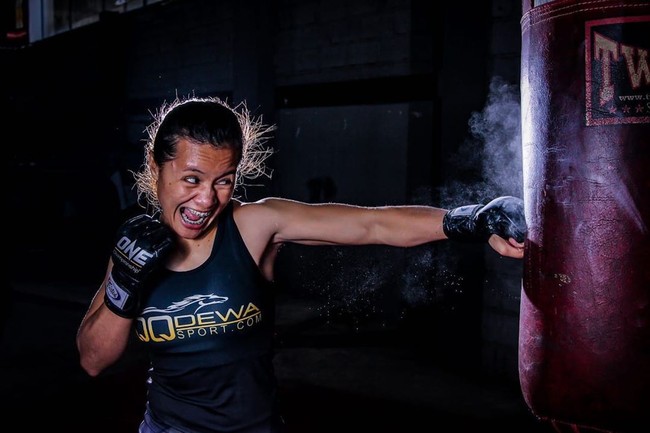 Tati kepincut pada MMA saat mendatangi sebuah tempat latihan bela diri. Seorang pelatih MMA mengajaknya mencoba olahraga tersebut karena melihat dirinya memiliki bakat di bidang itu. Dan ternyata intuisi pelatih itu benar adanya. Kini Priscilla Hertati Lumban Gaol dikenal sebagai petarung berprestasi. Foto: Dok. Instagram @hertati88