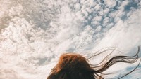 Indah selalu punya pose keren yang diunggahnya lewat instagram. Seperti momen makan yang ia tampilkan dalam potret rambut terurai. Foto: instagram @indahpermatas
