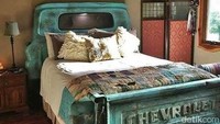 Sudah pernah coba tidur di belakang mobil pick up? kasur ini berbentuk seperti sebuah mobil pick up di mana terdapat quotes di atasnya. Istimewa/Boredpanda.
