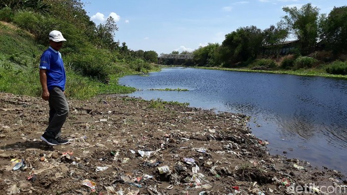 Pencemaran Bengawan Solo, airnya hitam dan bau alkohol. Pencemaran Bengawan Solo, airnya hitam dan bau alkohol, Jumat (1/11/2019).