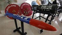 Bom P 100 Live. Bom ini mampu membuat pengunjuk rasa terpental dan membubarkan konsentrasi massa ketika bom dijatuhkan dari pesawat. (detikcom).