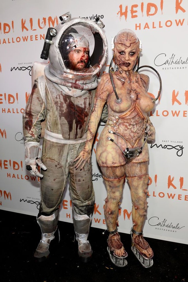 Tahun ini, Heidi untuk pertama kali merayakan Halloween bersama suami barunya, Tom Kaulitz. Mendampingi Heidi, Tom menjelma sebagai astronaut dengan kepala yang terluka.  Foto: dok. Getty Images
