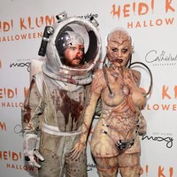 Tahun ini, Heidi untuk pertama kali merayakan Halloween bersama suami barunya, Tom Kaulitz. Mendampingi Heidi, Tom menjelma sebagai astronaut dengan kepala yang terluka.  Foto: dok. Getty Images
