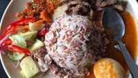 Selain gulai ikan, lauk gorenagan dan gulai telur plus acar mentimun jadi lauk istimewa nasi dagang. Foto : Instagram @nevespugly