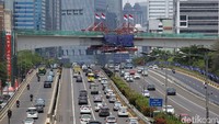 Mengutip situs resmi LRT Jabodebek, Jumat (1/1/2019), longspan atau bentangan beton panjang yang ada di lintasan Kuningan LRT Jabodebek menjadi salah satu struktur jembatan kereta api lengkung dengan struktur beton terpanjang di dunia.