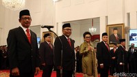 Pelantikan 9 komisioner ini dilakukan berdasarkan Keppres Nomor 62/M Tahun 2019 tentang Pemberhentian dan Pengangkatan Keanggotaan Komisi Kejaksaan RI.