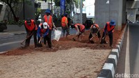 Mereka bekerja bergotong-royong.