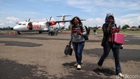 Sejumlah penumpang nampak turun dari pesawat usai tiba di Bandar Udara Nunukan, Kalimantan Utara.