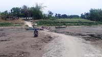 Sejumlah warga beraktivitas di sungai yang mengering akibat kemarau.