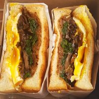 Mau Ngemil Kenyang? 5 Tempat Ini Punya Sandwich Kekinian yang Enak