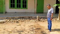 Salah seorang warga yang rumahnya berdekatan dengan retakan tanah itu, Tarno mengungkapkan kekhawatirannya. Sumarto menambahkan, rumah salah seorang warganya yang bernama Carin sedikit amblas karena retakan tanah.