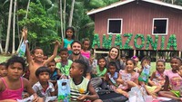 Berfoto bersama anak-anak Amazon. (drfeliperossi/Instagram)