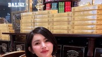Ngeteh cantik jadi salah satu agenda santai Intan kala waktu senggang. Dengan outfit kuning cerah, Intan siap menyeruput secangkir teh hangat. Foto: instagram intan hardja
