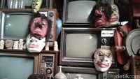 Ada televisi-televisi model kuno yang tertumpuk. Bagi sebagian wisatawan yang berkunjung melihat barang-barang antik di sini mengingatkan beberapa tahun lalu. (Tasya/detikcom)