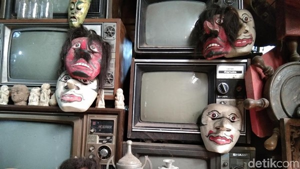 Ada televisi-televisi model kuno yang tertumpuk. Bagi sebagian wisatawan yang berkunjung melihat barang-barang antik di sini mengingatkan beberapa tahun lalu. (Tasya/detikcom) Ada televisi-televisi model kuno yang tertumpuk. Bagi sebagian wisatawan yang berkunjung melihat barang-barang antik di sini mengingatkan beberapa tahun lalu. (Tasya/detikcom)